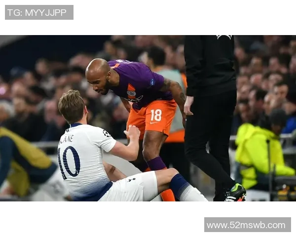 足球明星遭粉丝意外撞击引发关注球迷热情与安全隐患的双重考量 足球明星遭粉丝意外撞击引发关注球迷热情与安全隐患的双重考量