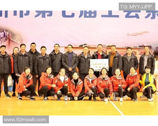 女裁判与足球明星亲密合影展现体育精神与性别平等的美好瞬间